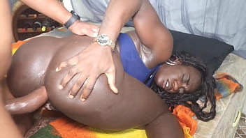 Negrona fudendo e dando o cu